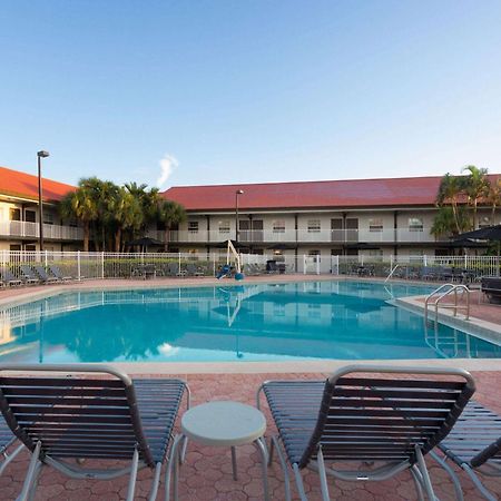 La Quinta Inn By Wyndham Cocoa Beach-Port Canaveral Exterior photo