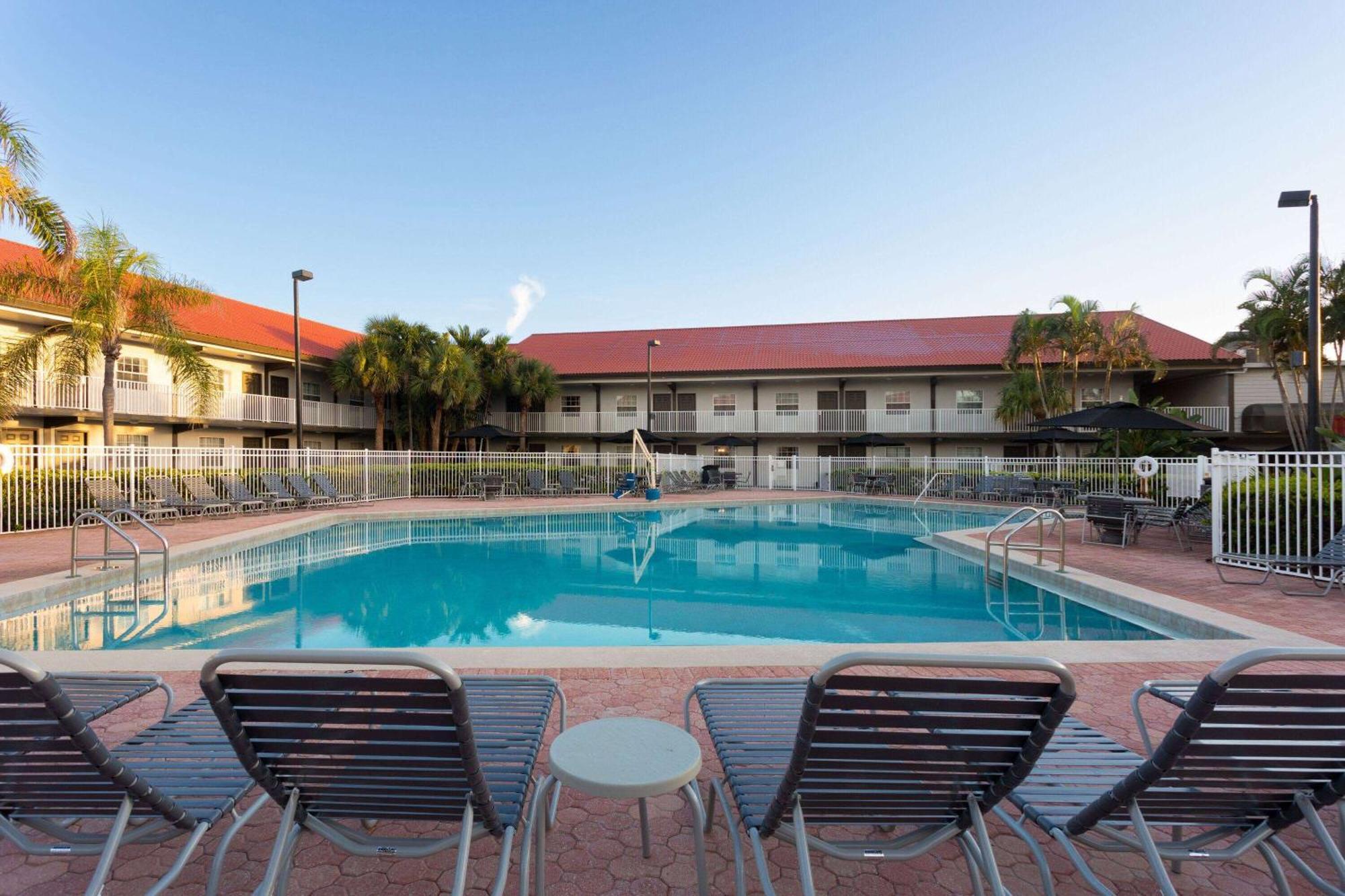 La Quinta Inn By Wyndham Cocoa Beach-Port Canaveral Exterior photo