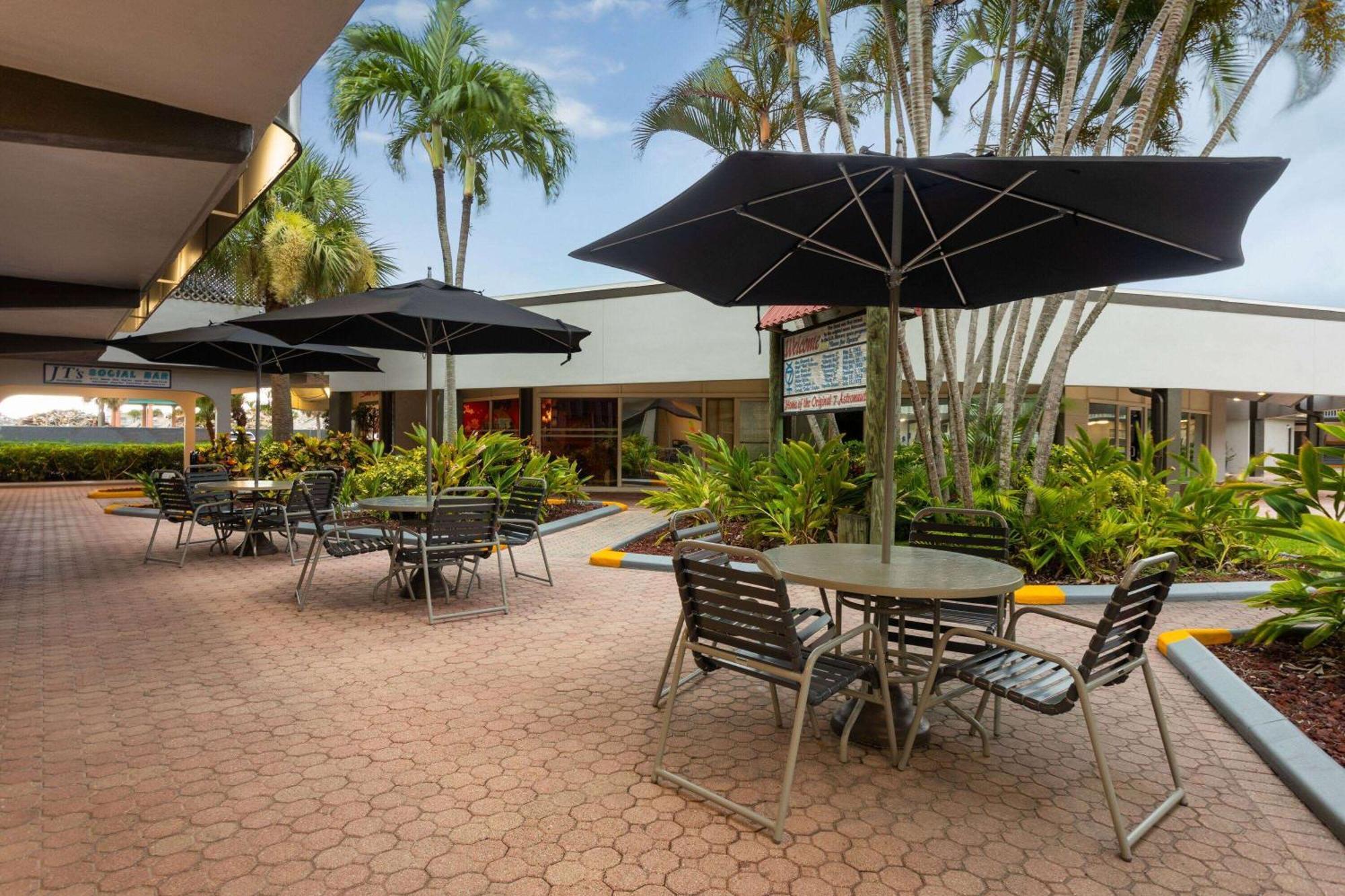 La Quinta Inn By Wyndham Cocoa Beach-Port Canaveral Exterior photo