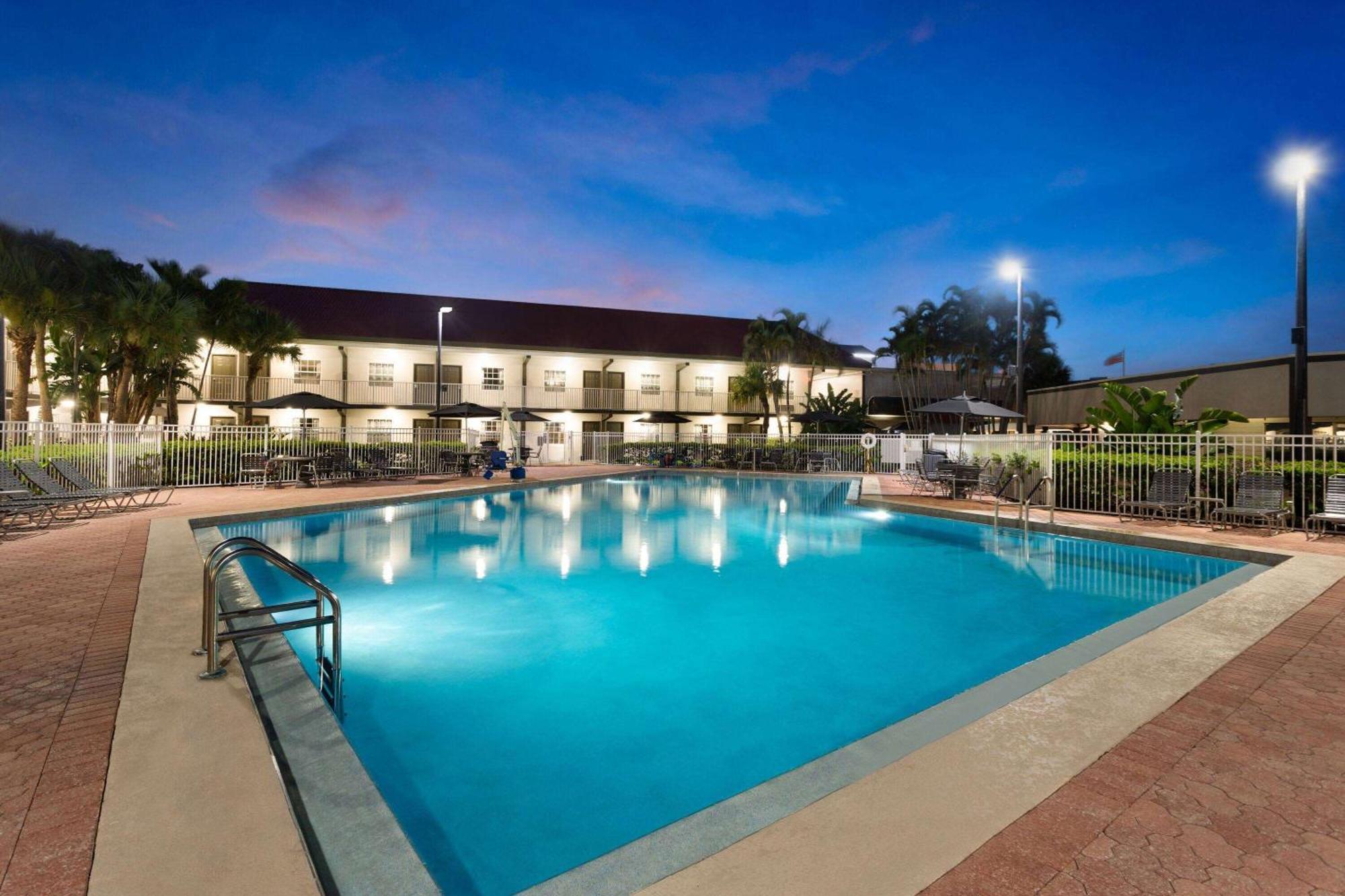 La Quinta Inn By Wyndham Cocoa Beach-Port Canaveral Exterior photo