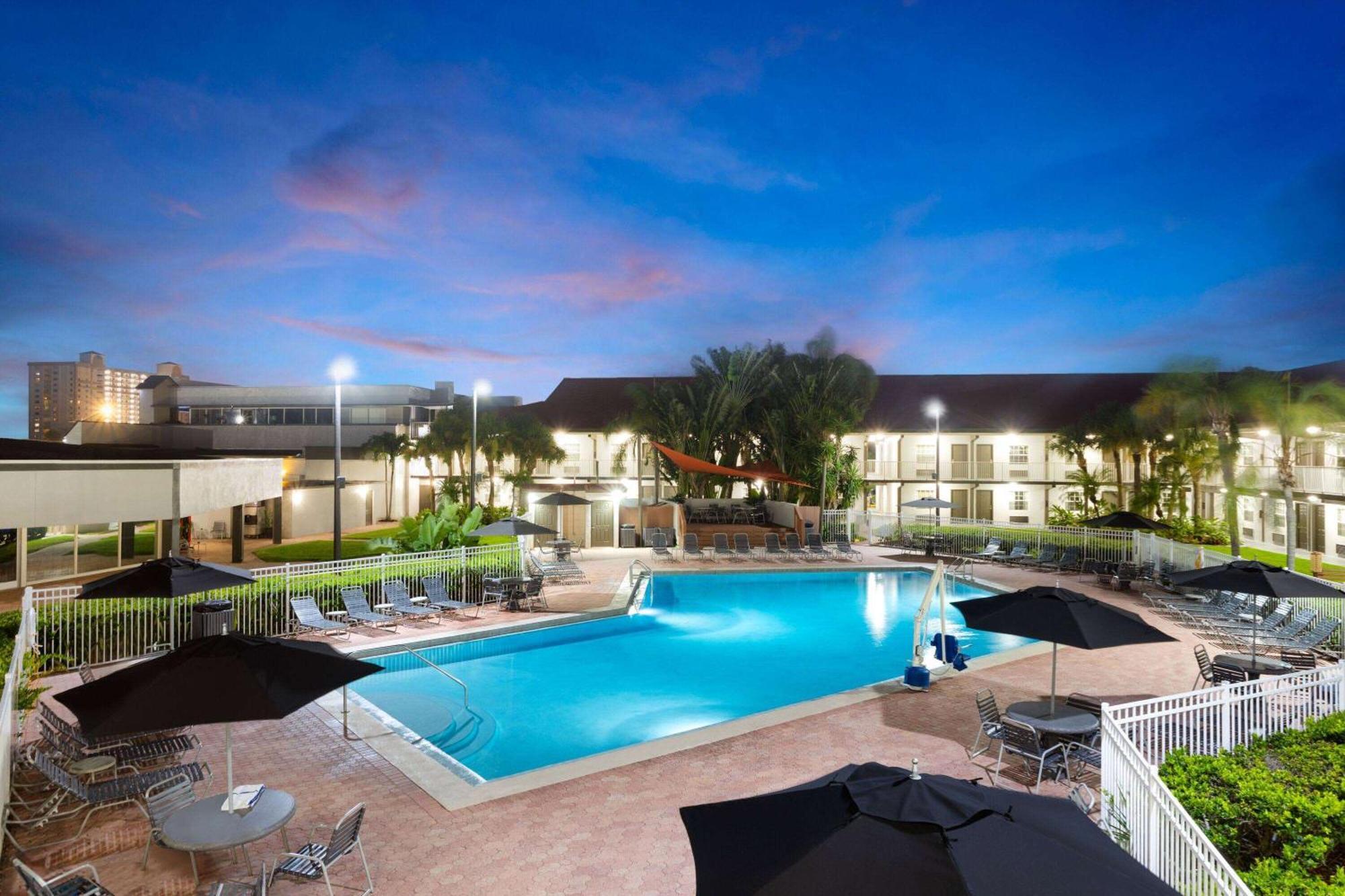 La Quinta Inn By Wyndham Cocoa Beach-Port Canaveral Exterior photo