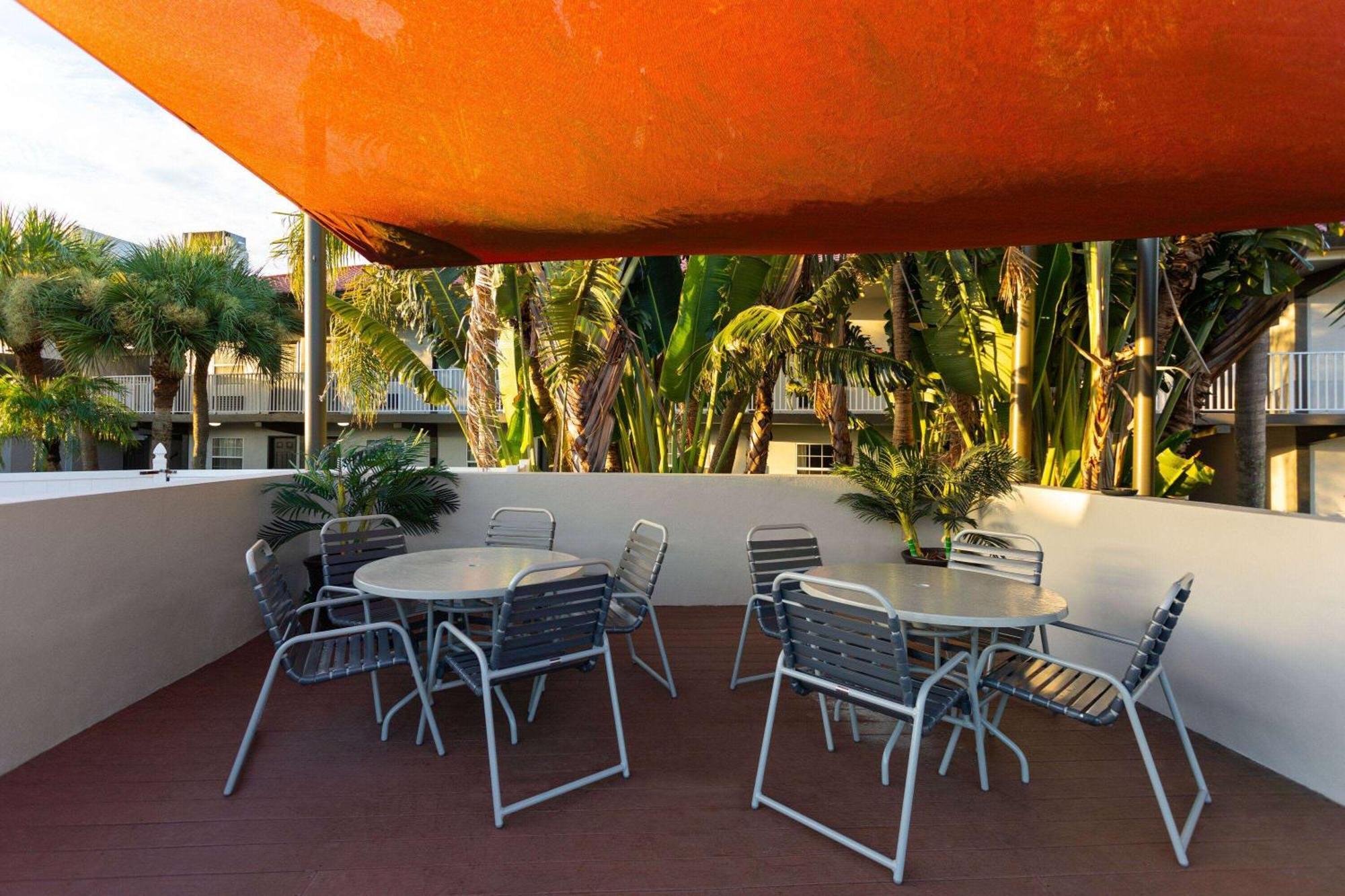 La Quinta Inn By Wyndham Cocoa Beach-Port Canaveral Exterior photo