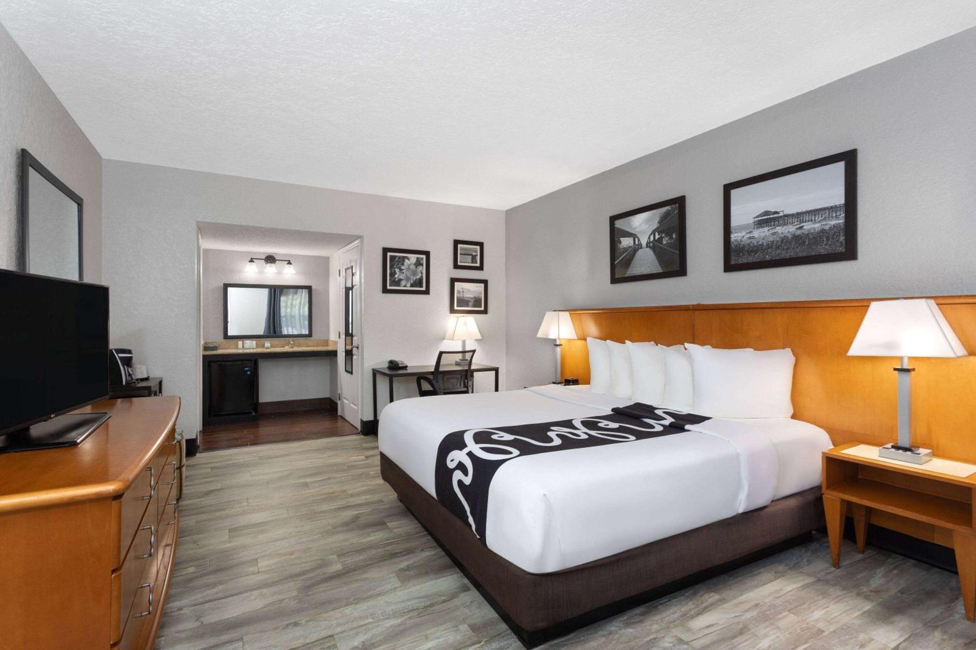 La Quinta Inn By Wyndham Cocoa Beach-Port Canaveral Exterior photo