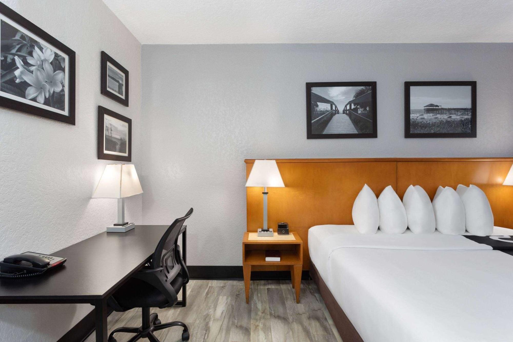 La Quinta Inn By Wyndham Cocoa Beach-Port Canaveral Exterior photo