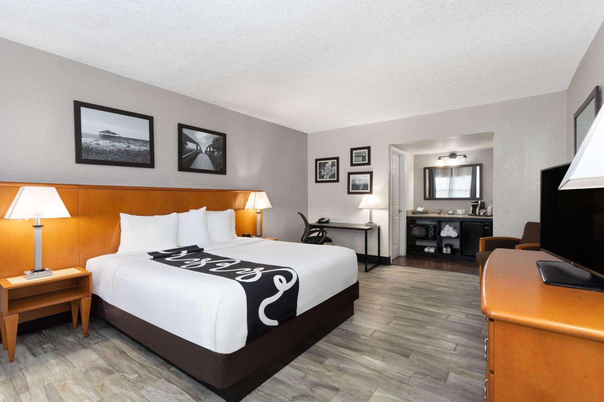 La Quinta Inn By Wyndham Cocoa Beach-Port Canaveral Exterior photo