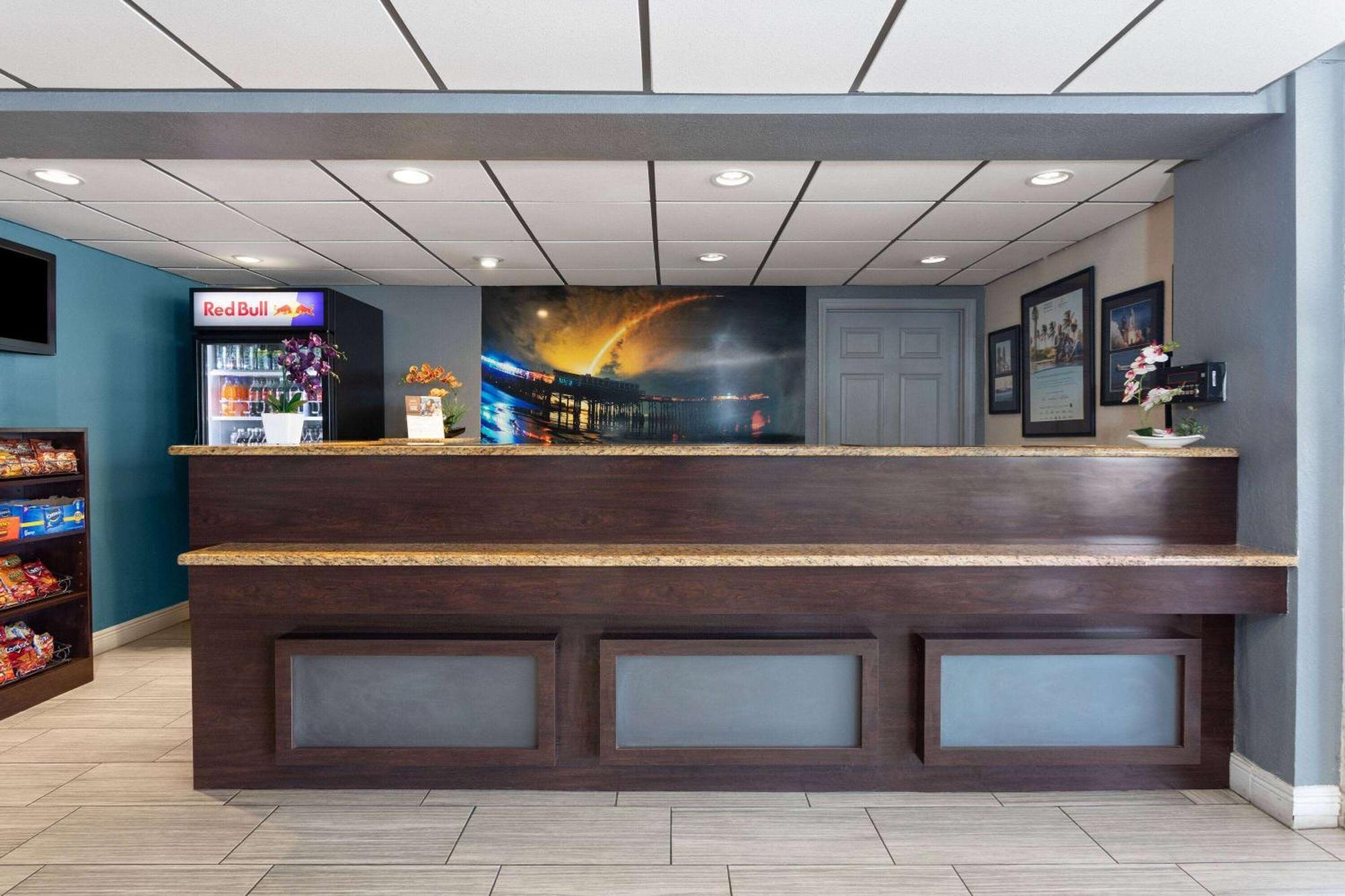 La Quinta Inn By Wyndham Cocoa Beach-Port Canaveral Exterior photo