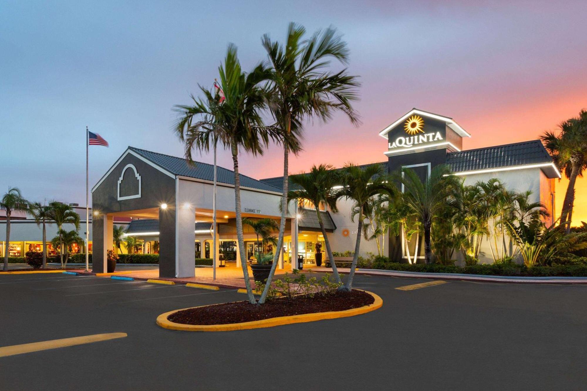 La Quinta Inn By Wyndham Cocoa Beach-Port Canaveral Exterior photo