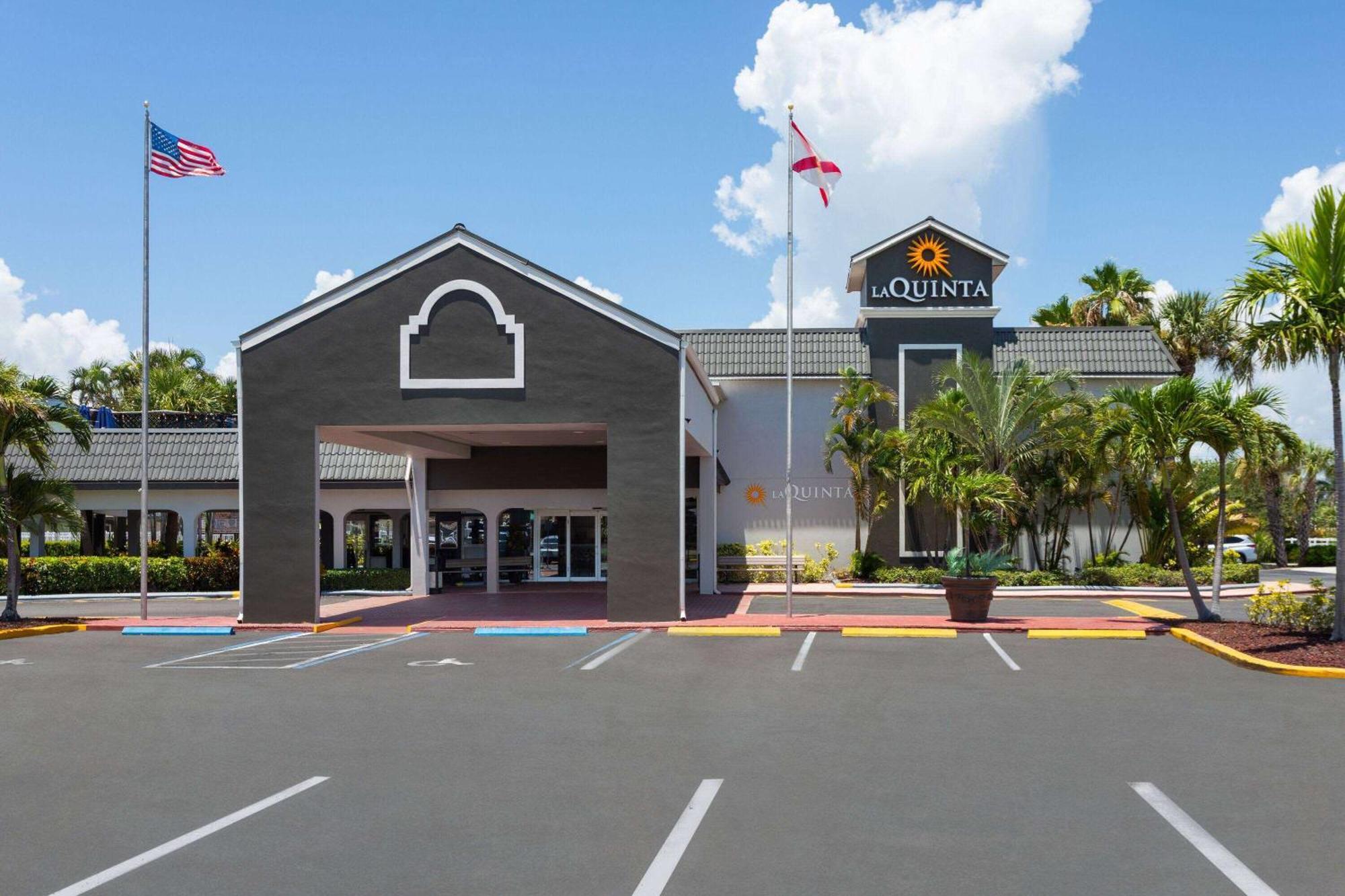 La Quinta Inn By Wyndham Cocoa Beach-Port Canaveral Exterior photo