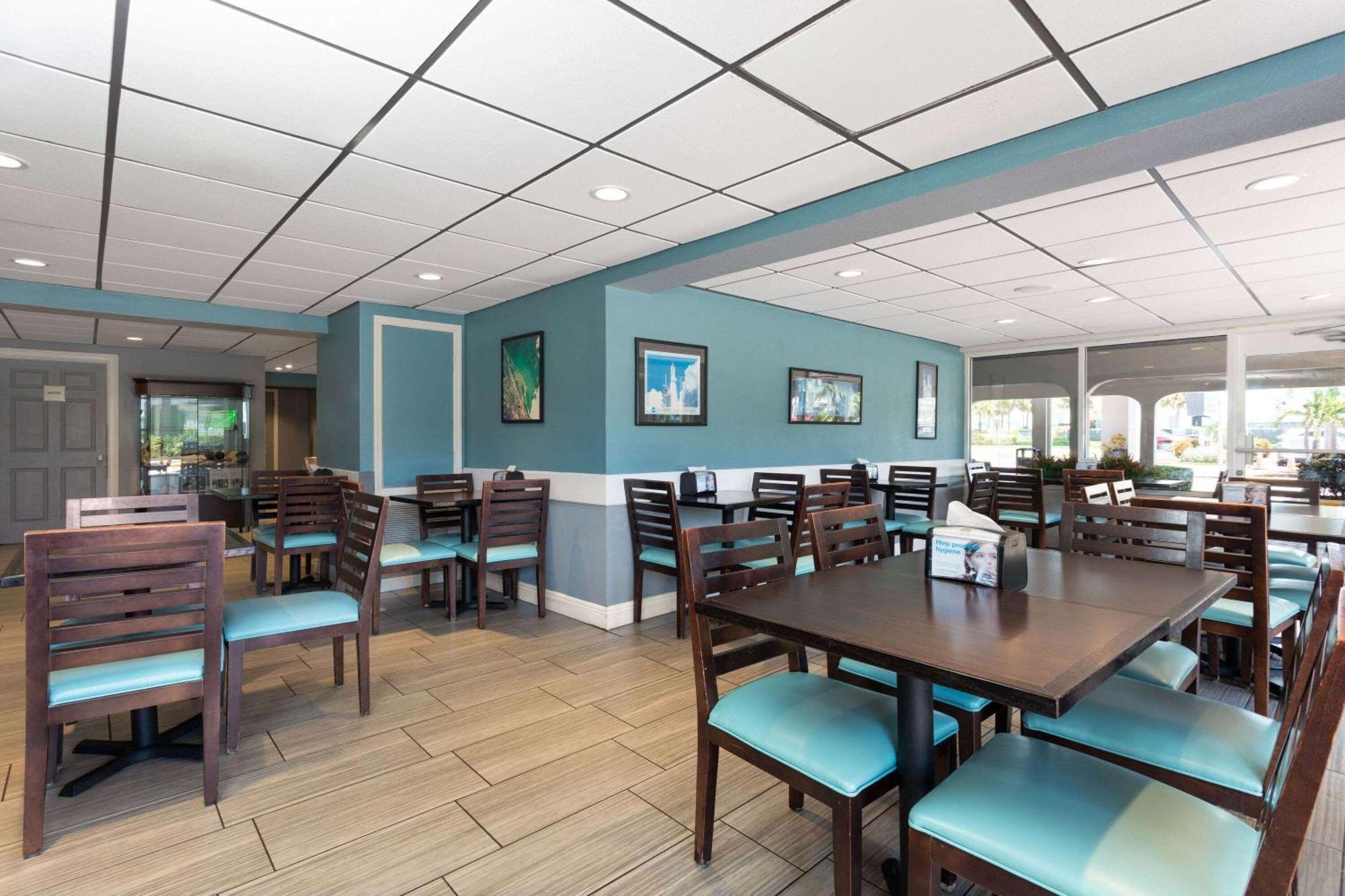 La Quinta Inn By Wyndham Cocoa Beach-Port Canaveral Exterior photo