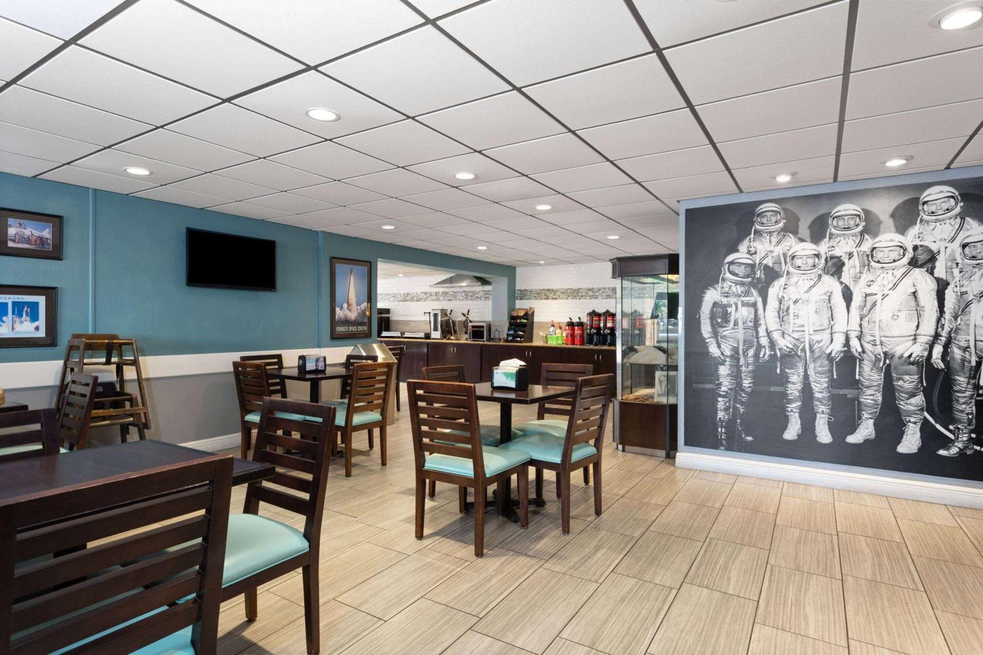 La Quinta Inn By Wyndham Cocoa Beach-Port Canaveral Exterior photo